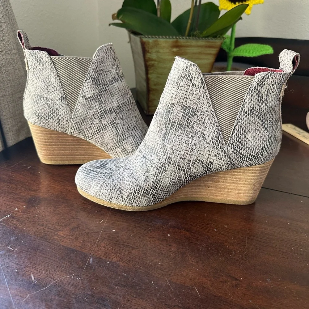Toms Snake-Texture Light Gray Chelsea Booties